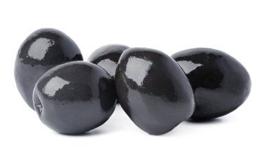 Beyaz arkaplanda siyah zeytin yığını