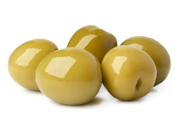 Mucchio di olive verdi su fondo bianco — Foto Stock