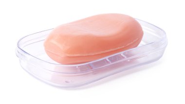 Sabun ve sabun kutusu beyaz bir arkaplanda izole edilmiş.