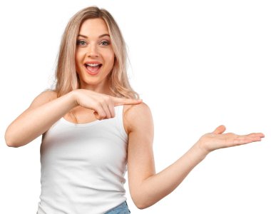 Ürününüzü işaret eden genç kadın beyaz arka planda izole edilmiş.