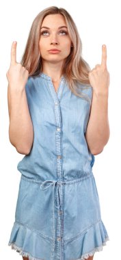 Ürününüzü işaret eden genç kadın beyaz arka planda izole edilmiş.