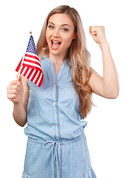 Retrato de uma mulher sorridente segurando bandeira dos EUA isolada no fundo branco — Fotografia de Stock