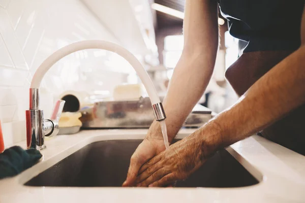 Chef washing his hands in a restaurant kitchen sink — Stock Photo, Image
