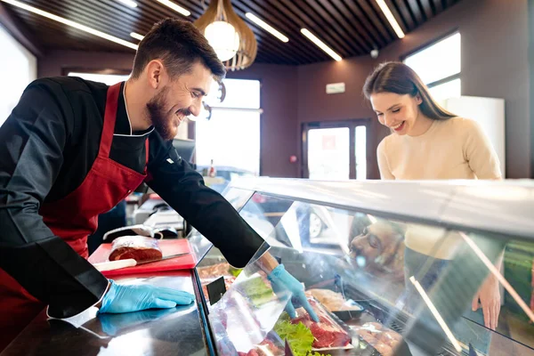 食品店の生肉屋台部門に対する女性の顧客 — ストック写真