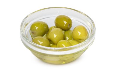 Terbiye edilmiş zeytinli küçük kase beyaz üzerine izole edilmiş.