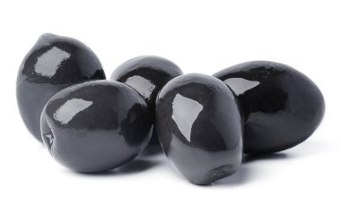 Beyaz arkaplanda siyah zeytin yığını