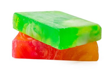 Yeşil ve turuncu el yapımı sabun beyaz sırt çantasına izole edilmiş.