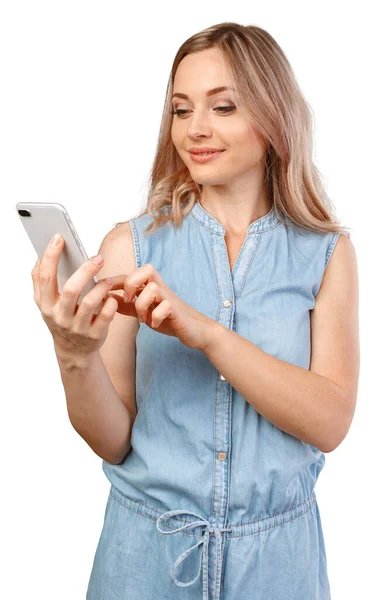 Retrato de una mujer casual sonriente sosteniendo el teléfono inteligente sobre fondo blanco —  Fotos de Stock