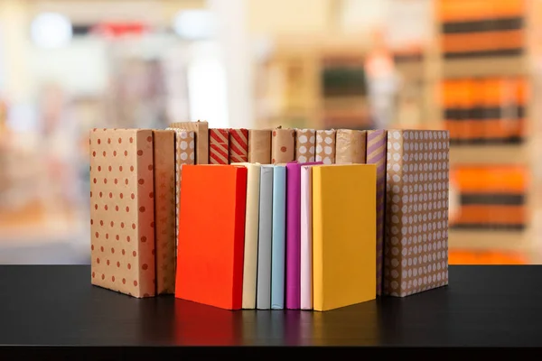 Стек книг на дерев'яному столі на розмитому фоні — стокове фото