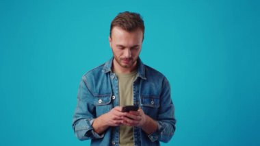 Mavi arka planda SMS yazan mutlu adam