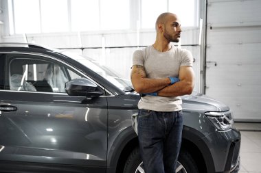 Afro-Amerikalı bir adamın portresi, araba yıkama servisi çalışanı.