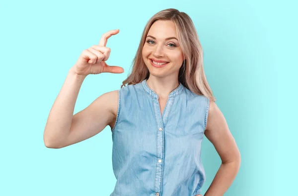 Happy beautiful casual woman holding a blank card isolated on color background — Stock Photo, Image