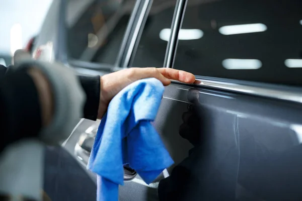Крупный план работника автосервиса, нанесшего нано-покрытие на автомобиль — стоковое фото