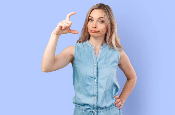 Feliz bela mulher casual segurando um cartão em branco isolado no fundo de cor — Fotografia de Stock