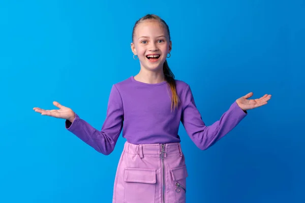 Bella ragazza sorridente ritratto sullo sfondo blu in studio — Foto Stock