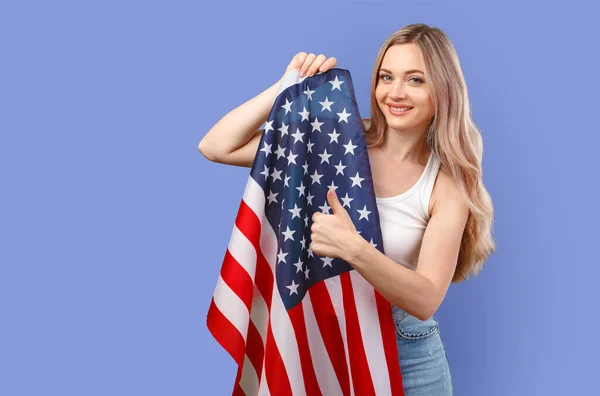 Portrait d'une jeune femme tenant le drapeau américain isolé sur fond de couleur — Photo