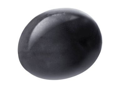 Beyaz arkaplanda tek siyah zeytin