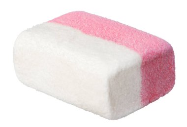 Beyaz üzerine izole edilmiş pembe ve beyaz şekerleme.