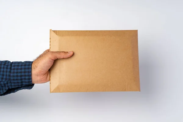 Férfi kézben tartó csomag post fehér háttér — Stock Fotó