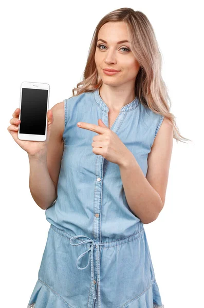 Retrato de uma mulher sorridente mostrando tela de smartphone em branco isolada em um fundo branco — Fotografia de Stock