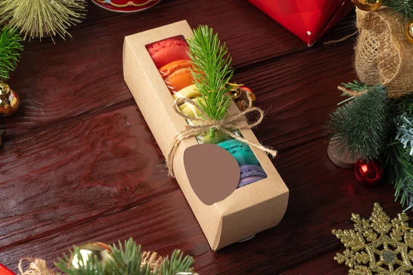 Schöne bunte Reihe von Macarons auf weihnachtlichem Hintergrund — Stockfoto