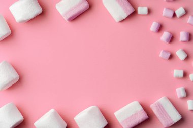 Pembe stüdyo arka planında pofuduk marşmelovlar.