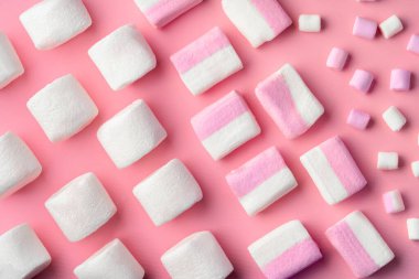 Pembe stüdyo arka planında pofuduk marşmelovlar.