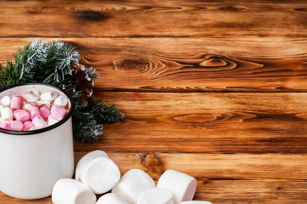 Copo de cacau quente com marshmallows em fundo de madeira — Fotografia de Stock