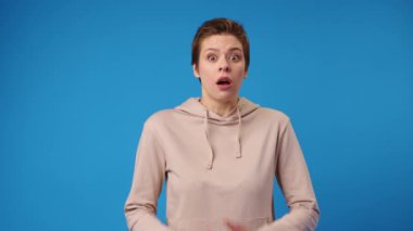 Gündelik giysiler giyen genç bir kadın korkudan ve şaşkınlıktan şok olmuştu. 