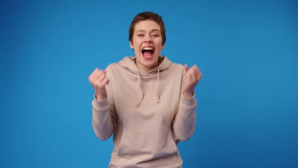Радостная юная леди выражает счастье в достижении своей цели — стоковое видео