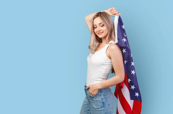 Retrato de una joven que sostiene la bandera de Estados Unidos aislada sobre fondo de color — Foto de Stock