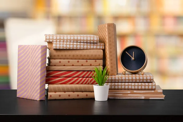 Montón de libros sobre mesa de madera sobre fondo borroso — Foto de Stock