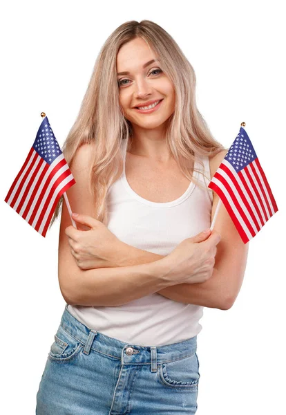 Retrato de una mujer sonriente sosteniendo la bandera de Estados Unidos aislada sobre fondo blanco — Foto de Stock