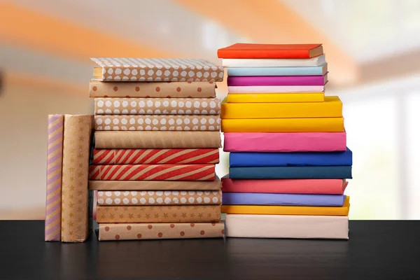 Стек книг на дерев'яному столі на розмитому фоні — стокове фото