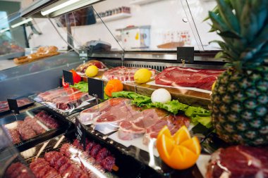 Kasap dükkanında taze çiğ kaliteli et.