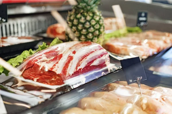 Kasap dükkanında taze çiğ kaliteli et.