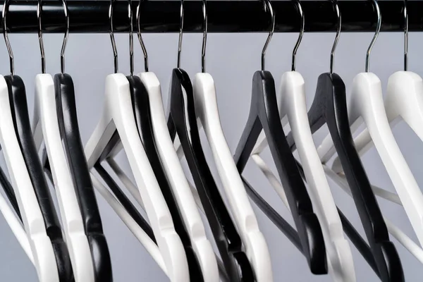 Металлическая стойка с вешалками для одежды на сером фоне — стоковое фото