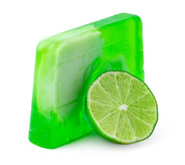 Beyaz arka planda limonlu el yapımı sabun.
