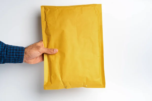 白い背景を持つ男性の手の保持小包のポスト — ストック写真