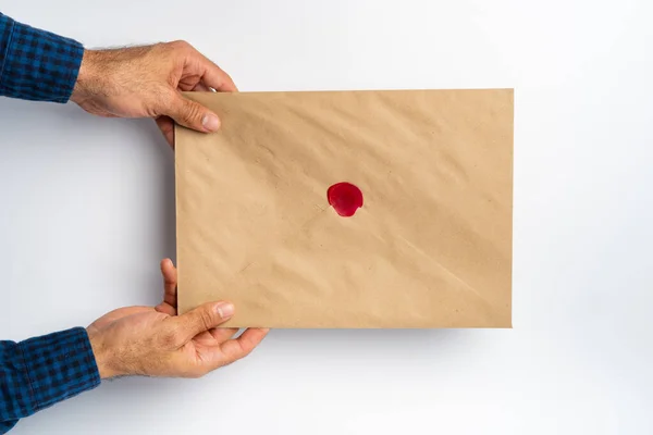 Αρσενικά χέρια που κρατούν ένα φάκελο με κέρινη σφραγίδα — Φωτογραφία Αρχείου