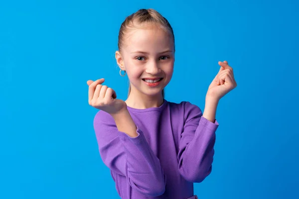 Portré egy kis mosolygós lány tizenéves kék háttér — Stock Fotó