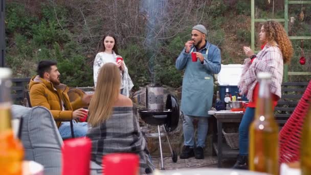 Vrienden hebben een barbecue feestje in de achtertuin in de herfst — Stockvideo