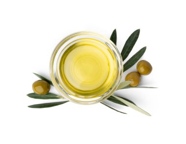 Beyaz arka planda zeytinyağı ve zeytinyağlı küçük kase, üst manzara