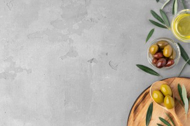 Gri zemin üzerinde zeytin ve zeytin yağının yassı bileşimi