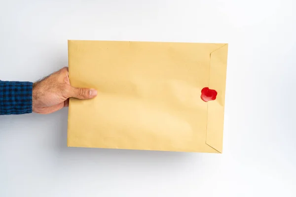 ワックスシールで封筒を保持する男性の手 — ストック写真
