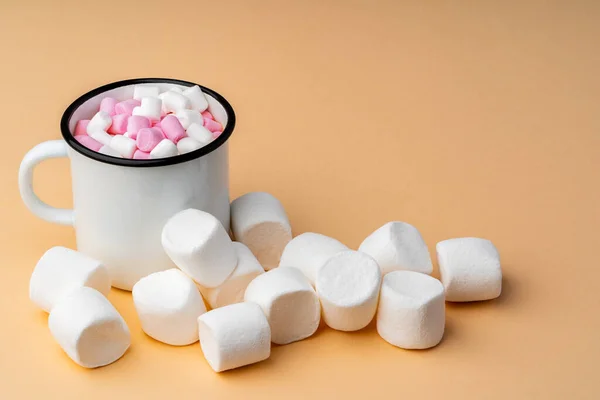 Xícara de cacau com marshmallows em fundo bege — Fotografia de Stock