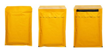 Öndeki ve arkadaki kahverengi zarf beyaz arka planda izole edilmiş. Üst harf görünümü.