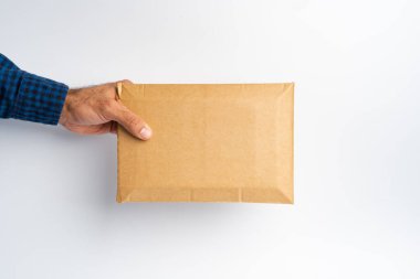 Beyaz arka planda erkek el ile paket direği
