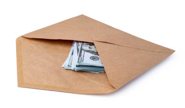 Beyaz arkaplanda dolarlarla izole edilmiş yeni posta zarfı.