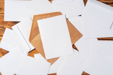 Masa başı görüşünde yığınla zarf var. İş postası